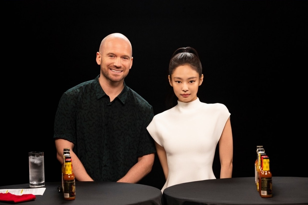 Jennie 身穿 KHAITE 白色上衣，簡約不簡單剪裁很抓人眼球！