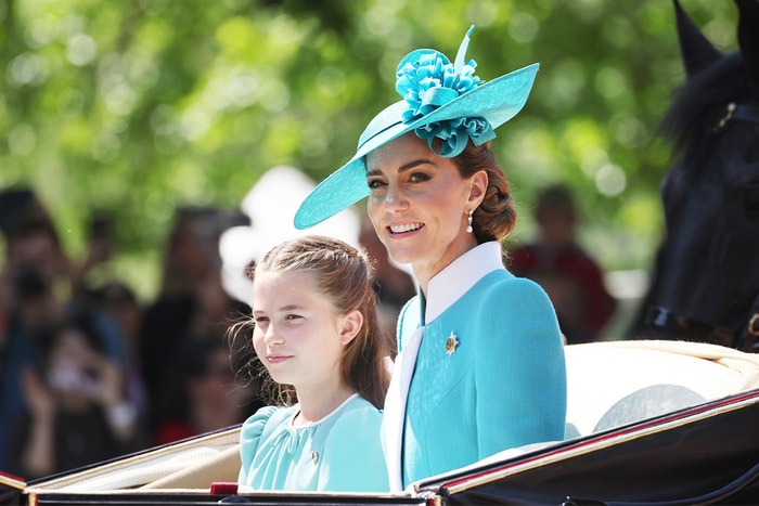 凱特王妃與夏洛特公主以「湖水藍母女裝」亮相活動,身上的珠寶也有小巧思,造型太美了