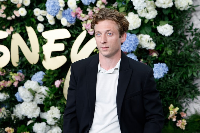 真正的花花公子:聽過 Jeremy Allen White 經常拿著花的原因,讓人覺得他更可愛