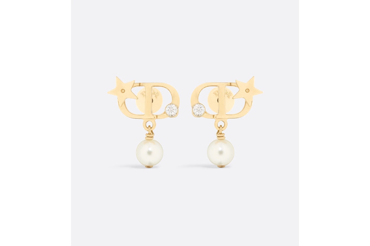 珍珠耳環 2025: 5 款百搭又易襯款式推薦,沒想像中難駕馭