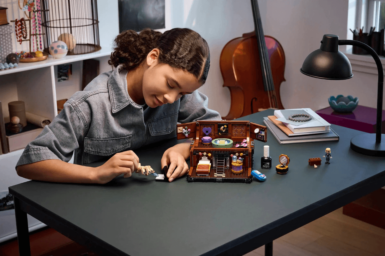 LEGO Wednesday Season 2 Morticias Cottage Things Apartment Black Dahlia Flower