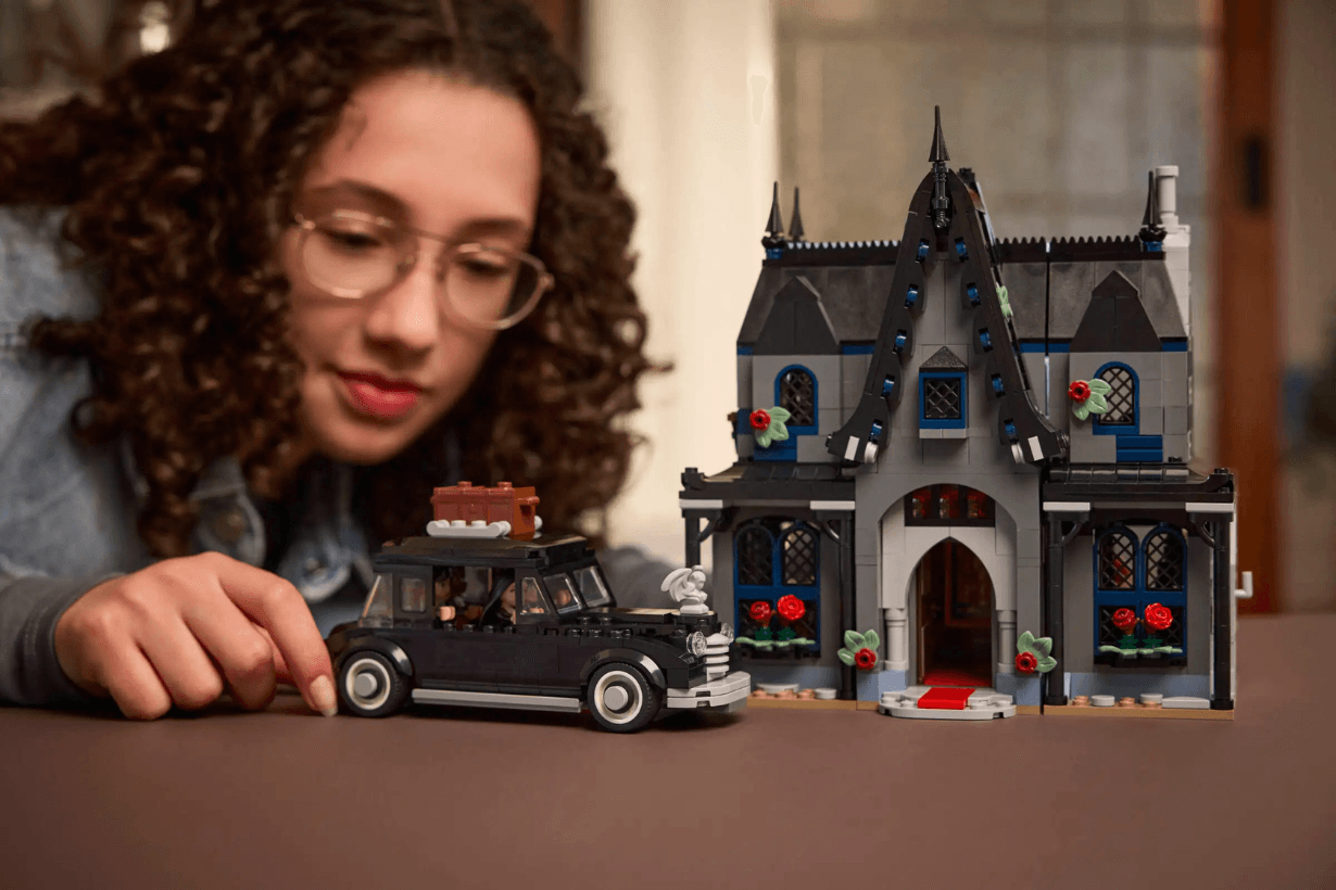 LEGO Wednesday Season 2 Morticias Cottage Things Apartment Black Dahlia Flower