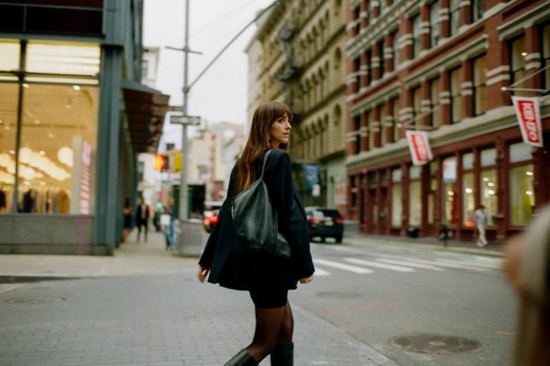 通勤包首選：Dakota Johnson 在《Materialists》的 Tote Bag 風靡時尚圈！