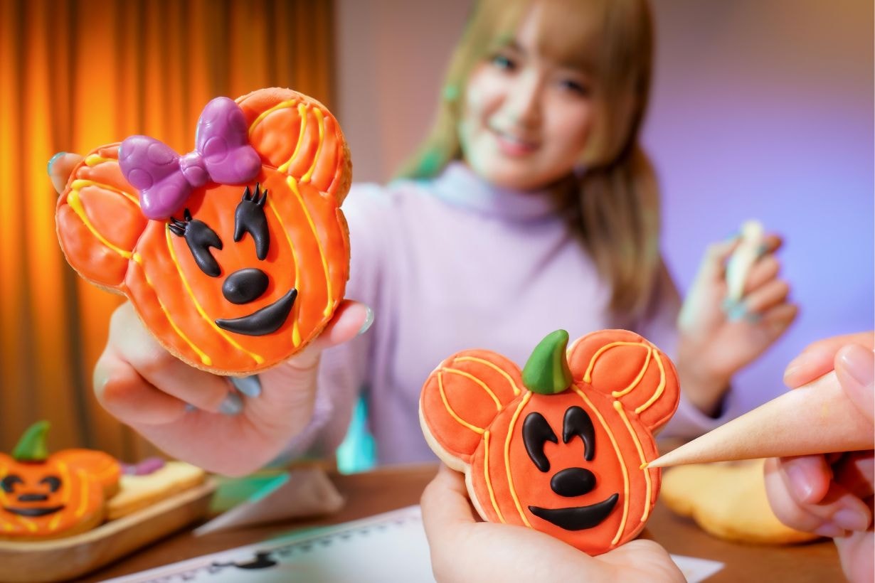 hong-kong-disneyland-halloween-friends-and-villains-wicked-20-years-anniversary-celebration