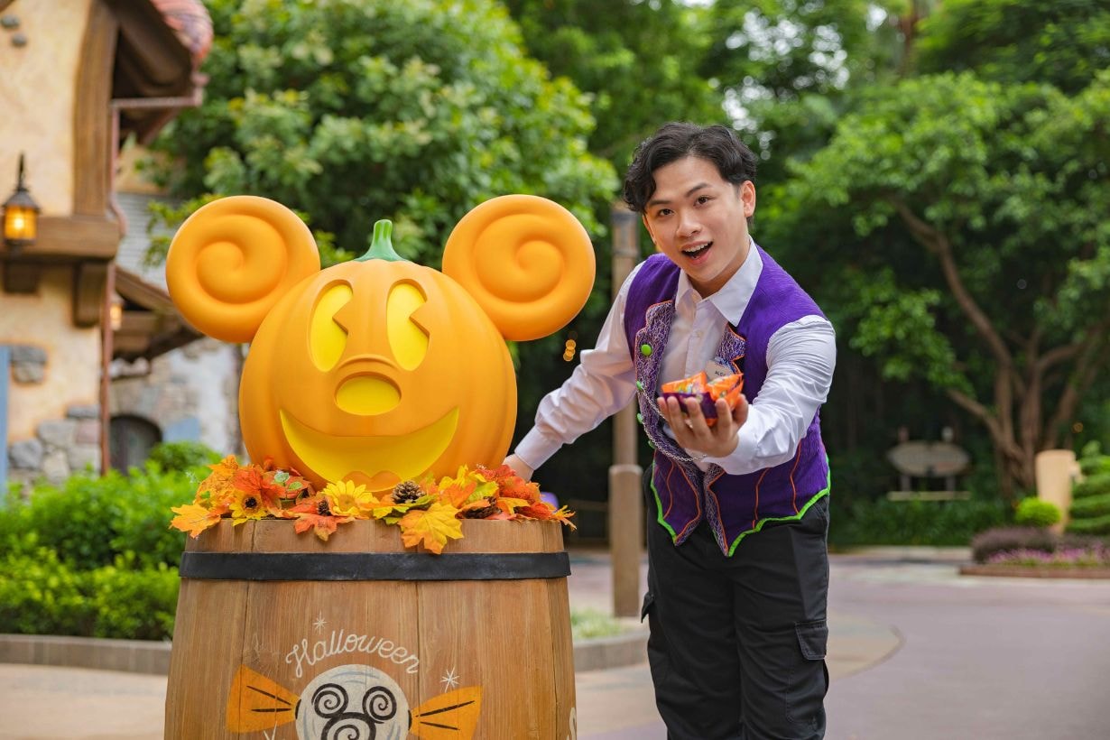 hong-kong-disneyland-halloween-friends-and-villains-wicked-20-years-anniversary-celebration