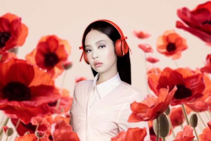 Jennie 早已預告與 Beats 聯名：Ruby Red＋蝴蝶結是讓人 100% 心動的組合！