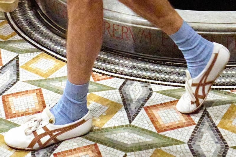 Onitsuka Tiger X Versace 悄悄出現在 2026 春夏大秀！