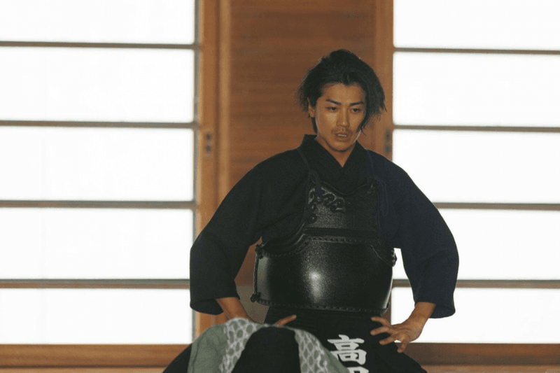 《浪漫匿名者》最帥不是小栗旬？5 點認識「赤西仁」：曾是日本天團成員、神顏迷倒萬千少女！