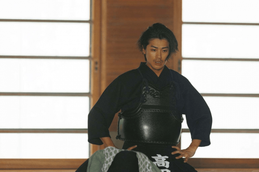 《浪漫匿名者》最帥不是小栗旬?5 點認識「赤西仁」:曾是日本天團成員、神顏迷倒萬千少女!