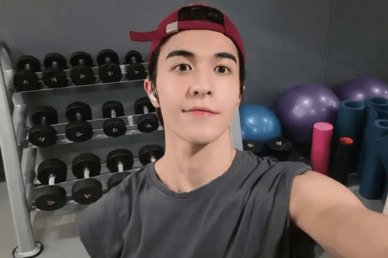 《回魂計》小鮮肉 Eason 是誰？認識尹浩宇 9 件事：德泰混血帥哥、精通多語言學霸，私下是個浪漫主義者！