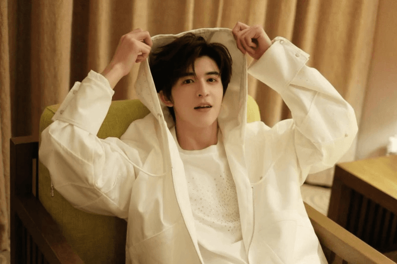 《回魂計》小鮮肉 Eason 是誰？認識尹浩宇 9 件事：德泰混血帥哥、精通多語言學霸，私下是個浪漫主義者！