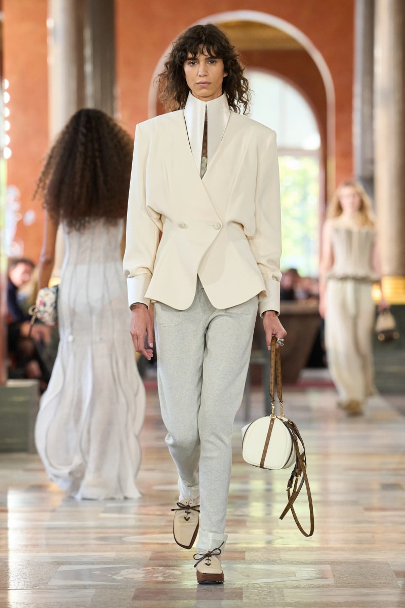 #PFW：穿越時空的奢華之旅...LOUIS VUITTON 2026 春夏，把居家生活變得精緻優雅！
