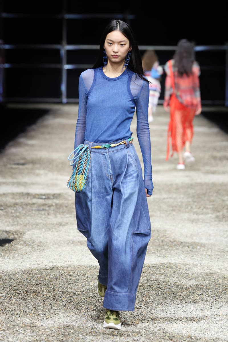 ANTEPRIMA SS26 大秀變成一場藝術展，POLO 衫穿在腰間、WIREBAG 變成雙面鏡…