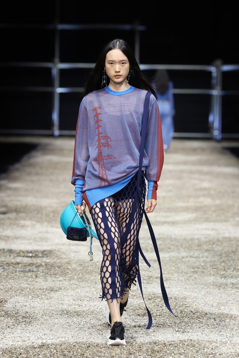 ANTEPRIMA SS26 大秀變成一場藝術展，POLO 衫穿在腰間、WIREBAG 變成雙面鏡…