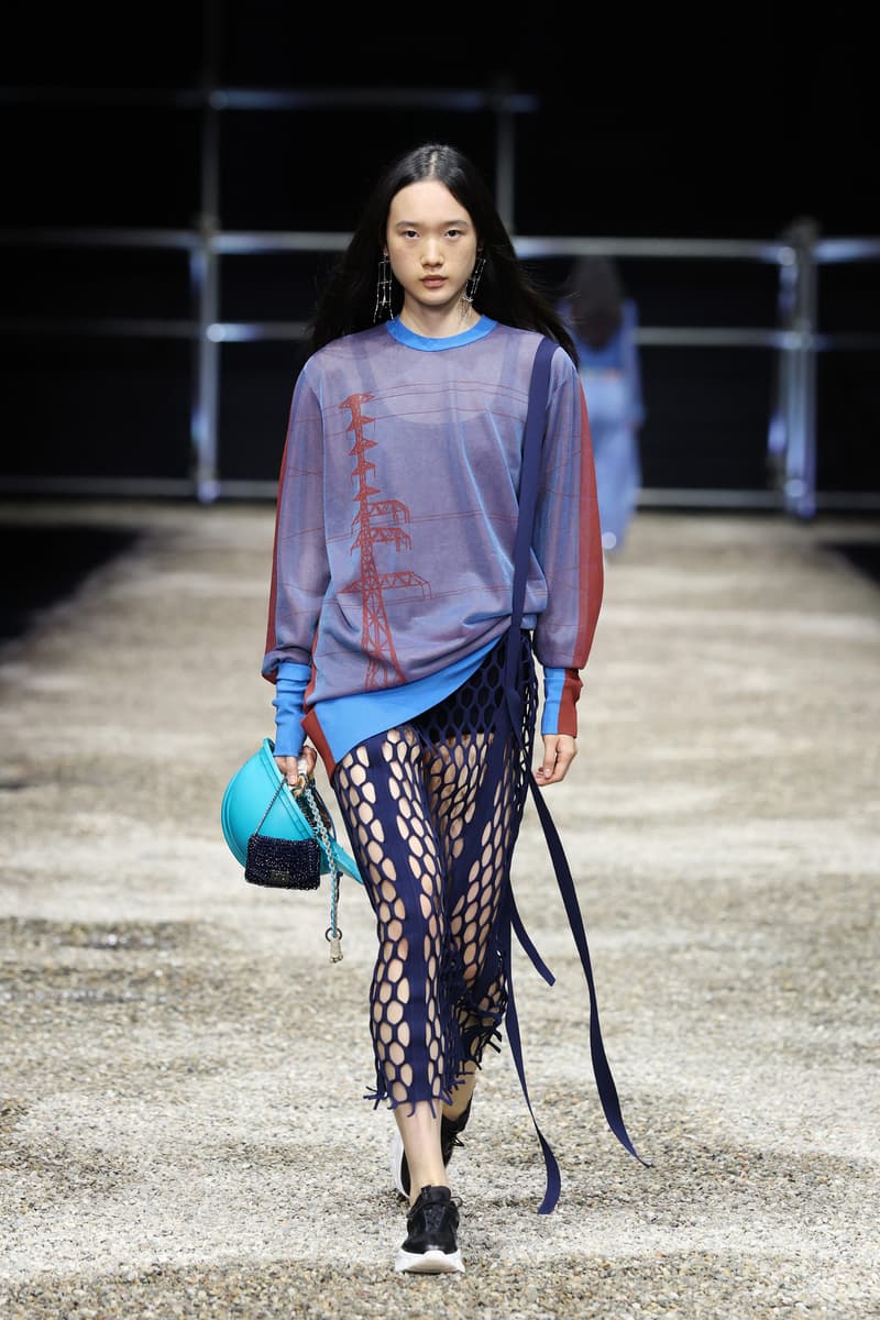 ANTEPRIMA SS26 大秀變成一場藝術展,POLO 衫穿在腰間、WIREBAG 變成雙面鏡…
