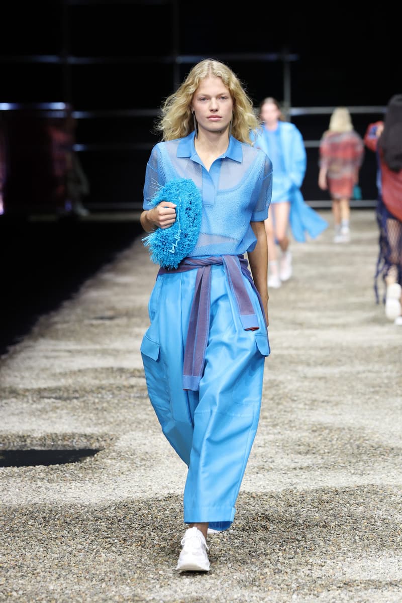 ANTEPRIMA SS26 大秀變成一場藝術展，POLO 衫穿在腰間、WIREBAG 變成雙面鏡…