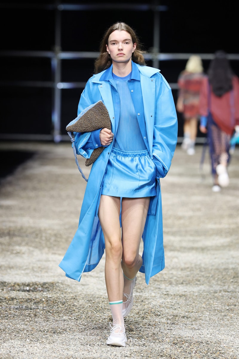 ANTEPRIMA SS26 大秀變成一場藝術展，POLO 衫穿在腰間、WIREBAG 變成雙面鏡…