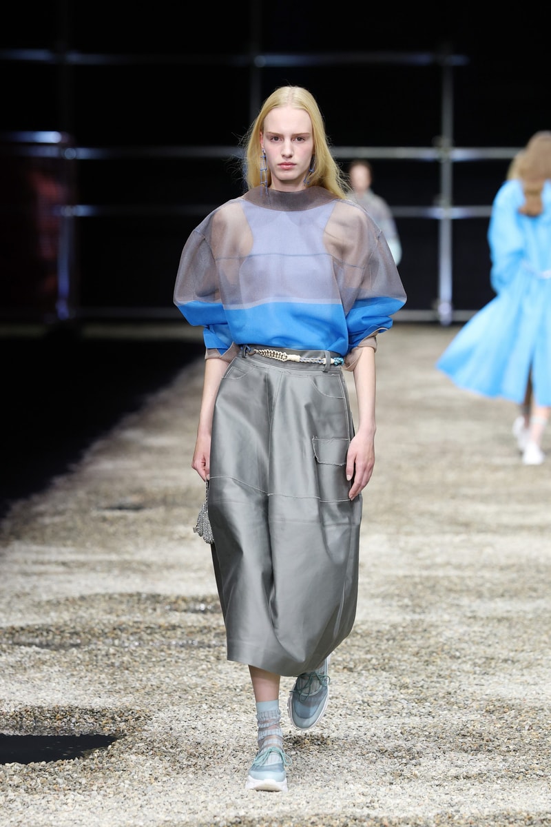 ANTEPRIMA SS26 大秀變成一場藝術展，POLO 衫穿在腰間、WIREBAG 變成雙面鏡…