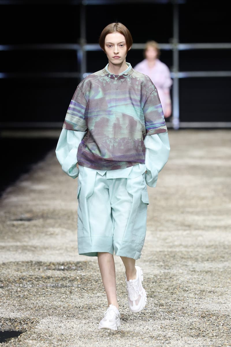 ANTEPRIMA SS26 大秀變成一場藝術展,POLO 衫穿在腰間、WIREBAG 變成雙面鏡…