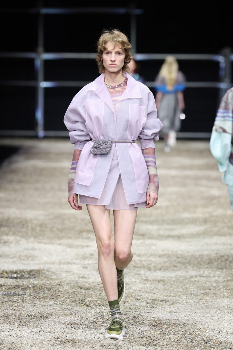 ANTEPRIMA SS26 大秀變成一場藝術展，POLO 衫穿在腰間、WIREBAG 變成雙面鏡…