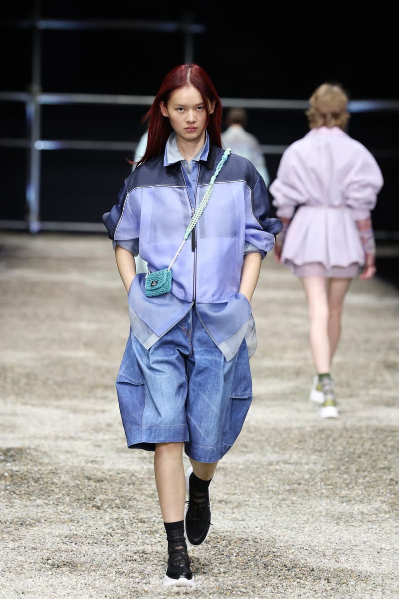 ANTEPRIMA SS26 大秀變成一場藝術展,POLO 衫穿在腰間、WIREBAG 變成雙面鏡…