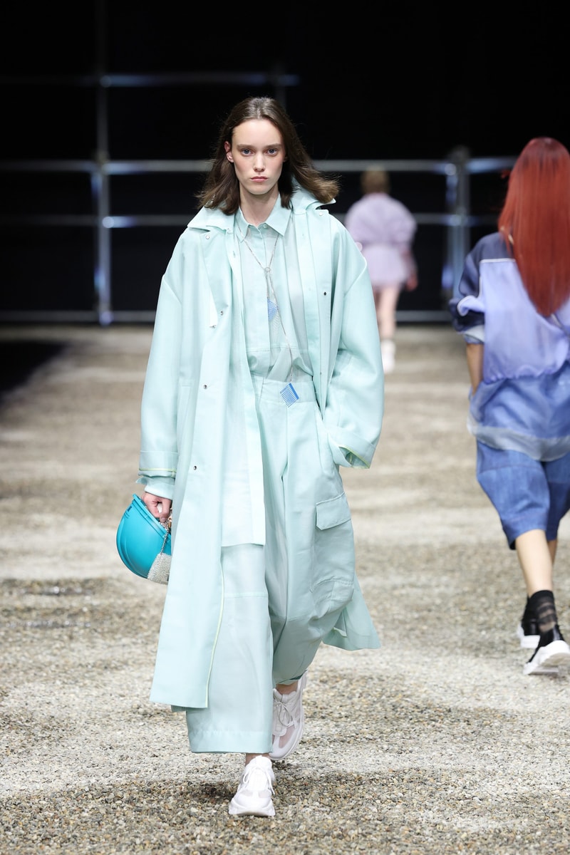 ANTEPRIMA SS26 大秀變成一場藝術展，POLO 衫穿在腰間、WIREBAG 變成雙面鏡…