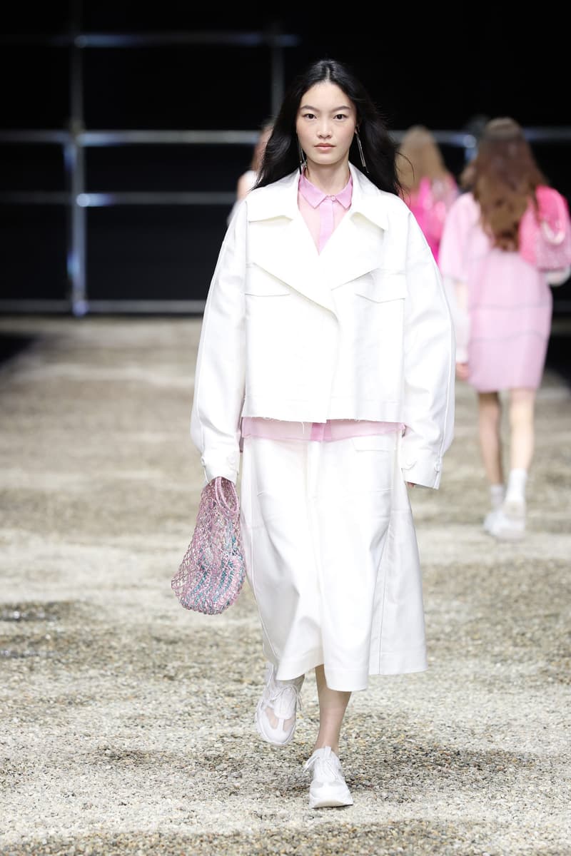 ANTEPRIMA SS26 大秀變成一場藝術展，POLO 衫穿在腰間、WIREBAG 變成雙面鏡…