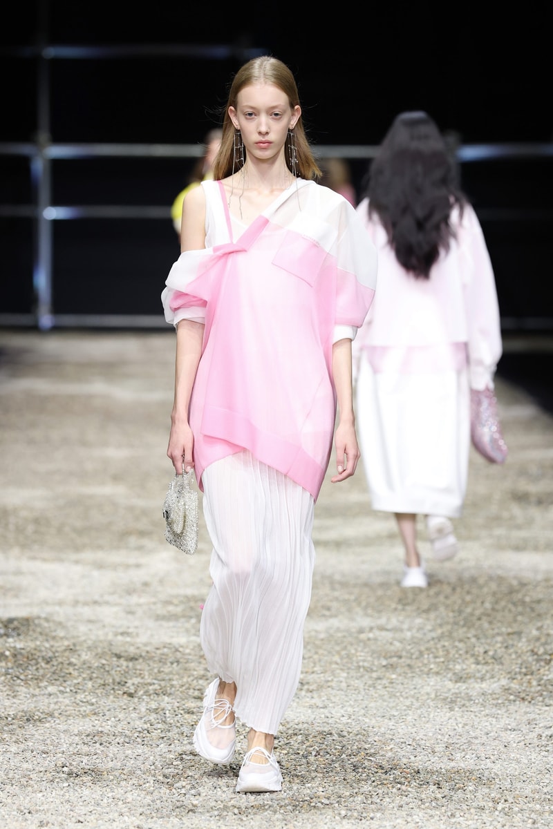 ANTEPRIMA SS26 大秀變成一場藝術展，POLO 衫穿在腰間、WIREBAG 變成雙面鏡…