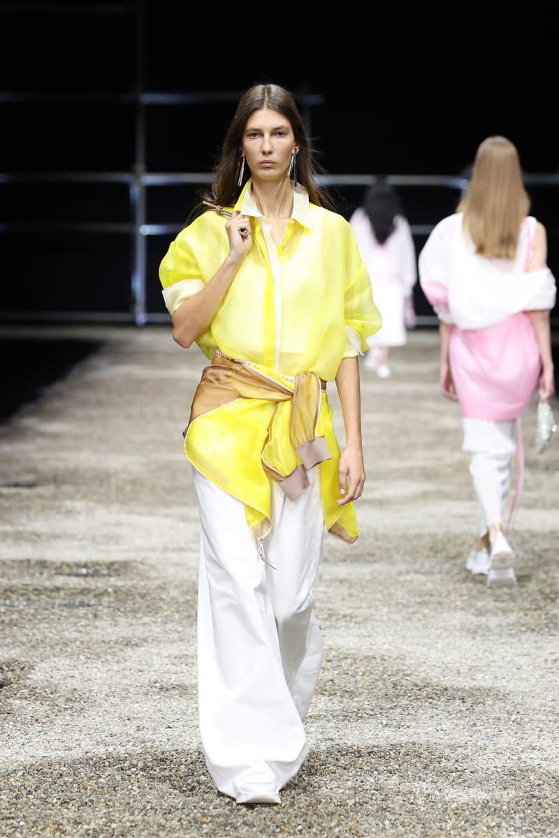ANTEPRIMA SS26 大秀變成一場藝術展，POLO 衫穿在腰間、WIREBAG 變成雙面鏡…