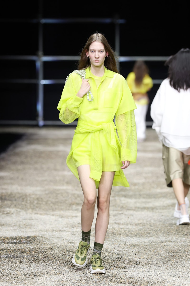 ANTEPRIMA SS26 大秀變成一場藝術展，POLO 衫穿在腰間、WIREBAG 變成雙面鏡…
