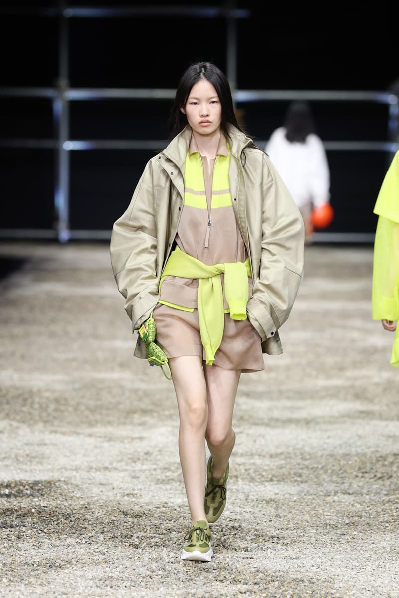 ANTEPRIMA SS26 大秀變成一場藝術展,POLO 衫穿在腰間、WIREBAG 變成雙面鏡…