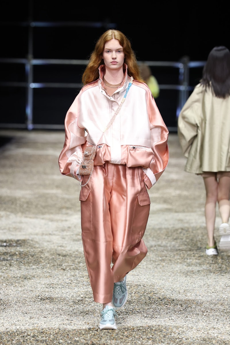 ANTEPRIMA SS26 大秀變成一場藝術展，POLO 衫穿在腰間、WIREBAG 變成雙面鏡…