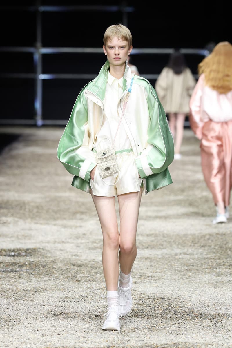 ANTEPRIMA SS26 大秀變成一場藝術展,POLO 衫穿在腰間、WIREBAG 變成雙面鏡…