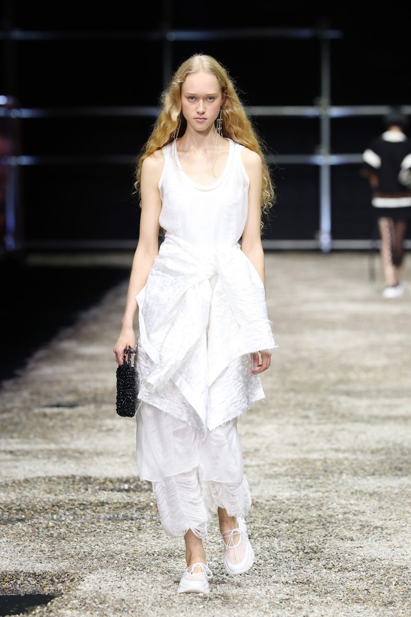 ANTEPRIMA SS26 大秀變成一場藝術展，POLO 衫穿在腰間、WIREBAG 變成雙面鏡…