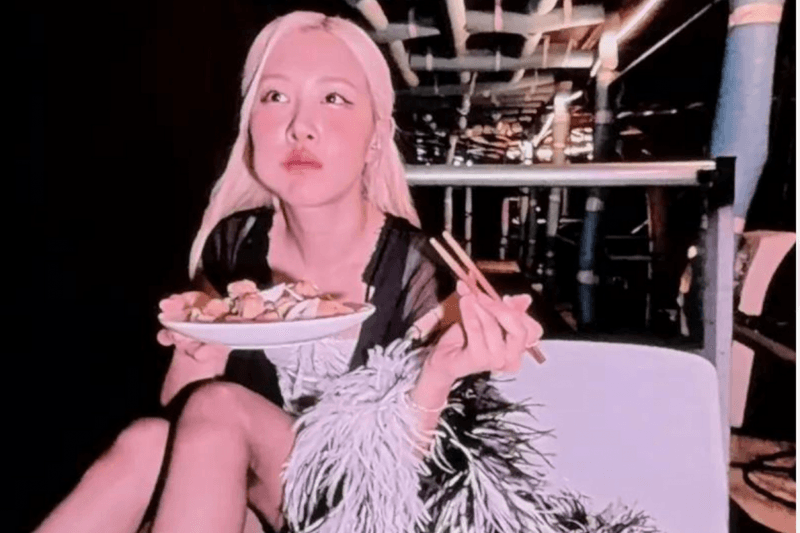 Blackpink 演唱會台味十足：Rosé 大吃鳳梨酥、鹹酥雞，Lisa 也穿上台灣設計師品牌！