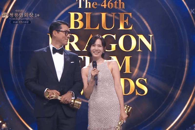 青龍獎最甜瞬間：玄彬＆孫藝珍夫妻檔奪下影帝影后，全場都融化在他們對彼此的愛意裡！