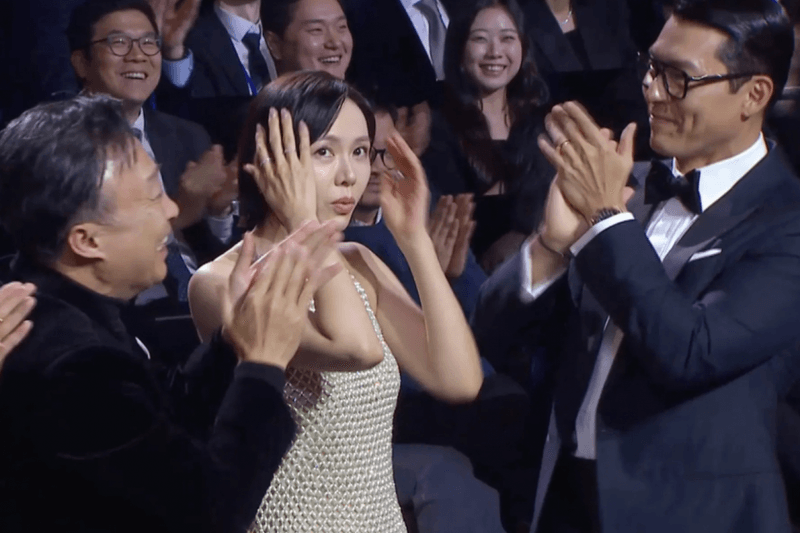 青龍獎最甜瞬間：玄彬＆孫藝珍夫妻檔奪下影帝影后，全場都融化在他們對彼此的愛意裡！