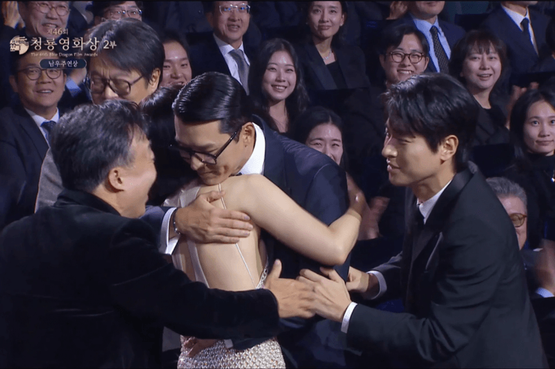 青龍獎最甜瞬間：玄彬＆孫藝珍夫妻檔奪下影帝影后，全場都融化在他們對彼此的愛意裡！