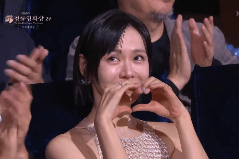 青龍獎最甜瞬間：玄彬＆孫藝珍夫妻檔奪下影帝影后，全場都融化在他們對彼此的愛意裡！