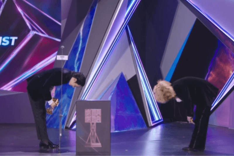 Bigbang 真要回歸了？GD 抱回 MAMA 三大獎，留了許多小彩蛋：「希望明年能和我的朋友們一起回來！」