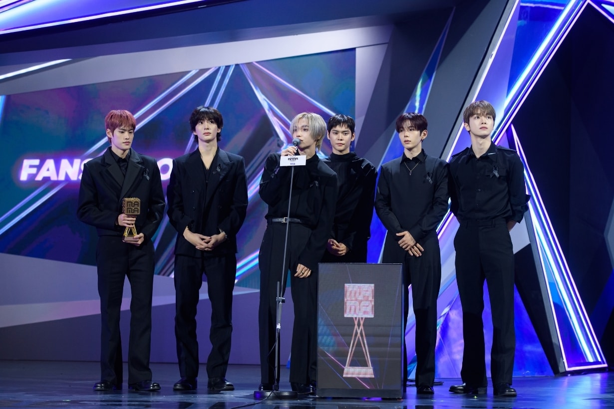 2025 MAMA 3 大淚點：朴寶劍帶領默哀、RIIZE 成員廣東話慰問…以音樂為香港打氣！