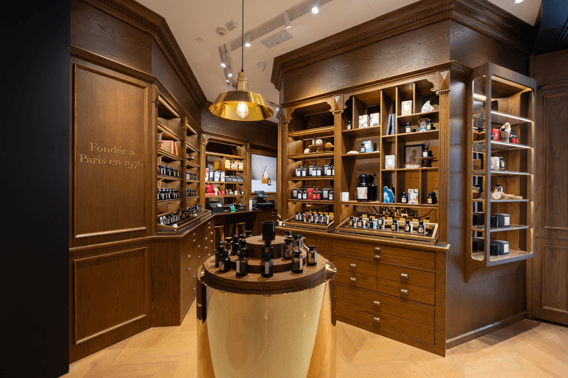 誠邀讀者走進香港 L'Artisan Parfumeur 法式香境，門市位於銅鑼灣軒尼詩道 500 號希慎廣場 2 樓 217C。 