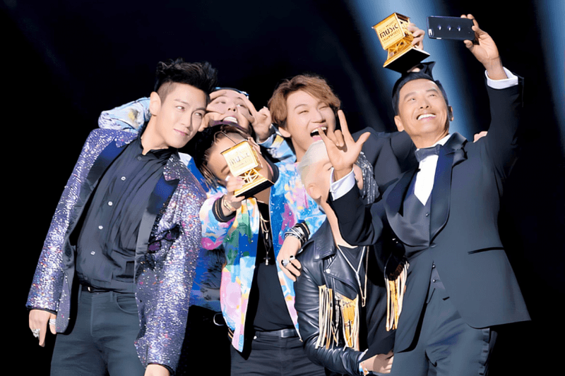 Bigbang 真要回歸了？GD 抱回 MAMA 三大獎，留了許多小彩蛋：「希望明年能和我的朋友們一起回來！」