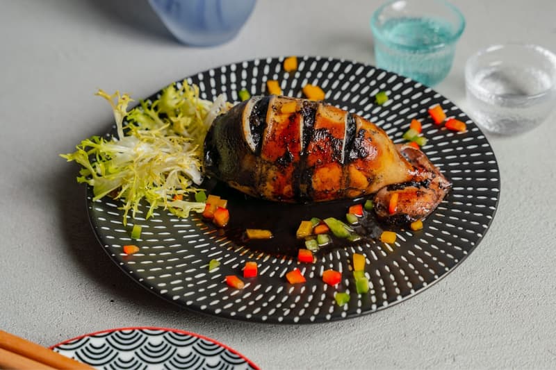 YŪJŌ 酒肉朋友：下班後的第一口自在，帶你走進灣仔最暖的現代居酒屋