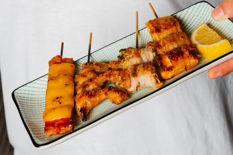 YŪJŌ 酒肉朋友：下班後的第一口自在，帶你走進灣仔最暖的現代居酒屋