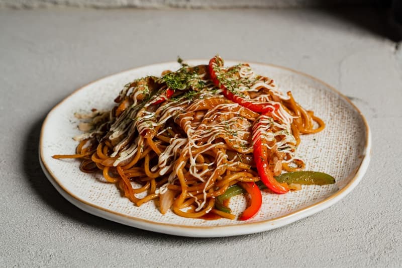 YŪJŌ 酒肉朋友：下班後的第一口自在，帶你走進灣仔最暖的現代居酒屋