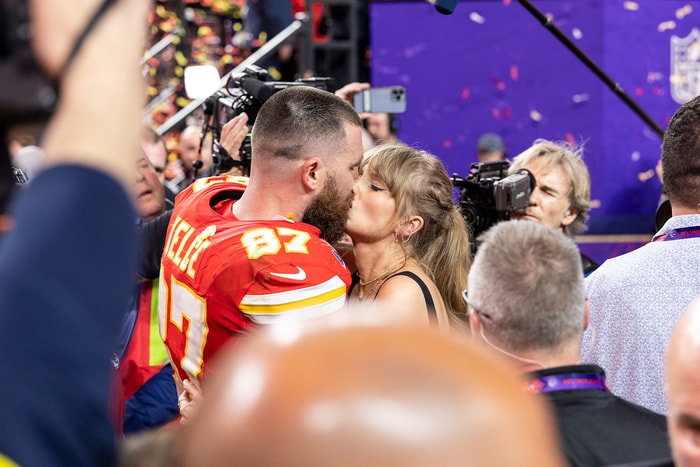 從認為兩人沒話聊，再到對美式足球著迷... Taylor 與 Travis 最初是如何相遇的？