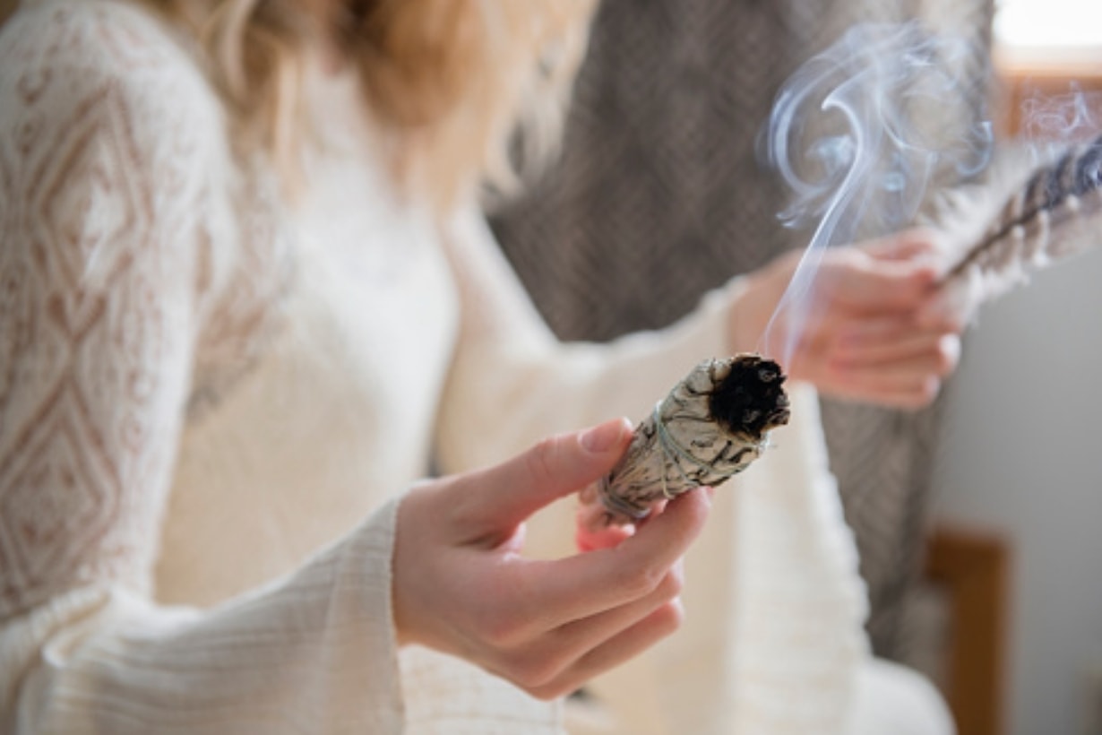 how-to-use-sage-palo-santo-incense-sticks-purifying-meditation-differences-tips