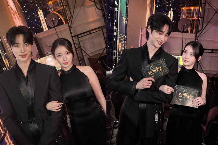 IU 甜挽邊佑錫現身 MBC 頒獎禮,兩人合作新劇《21 世紀大君夫人》釋出首波預告,CP 感瞬間拉滿