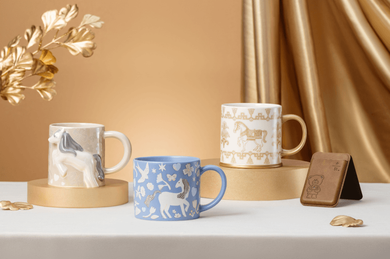 2026 就用 Stabucks 開啟！星巴克「馬年限定」周邊：招財貓飲料袋、達摩變色冷水杯...開運全收！